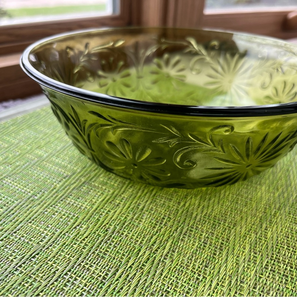 Vintage FTD 1979 Green Glass Bowl with Daisies - 7.5"
This beautiful FTD 1979 - Picture 4 of 6